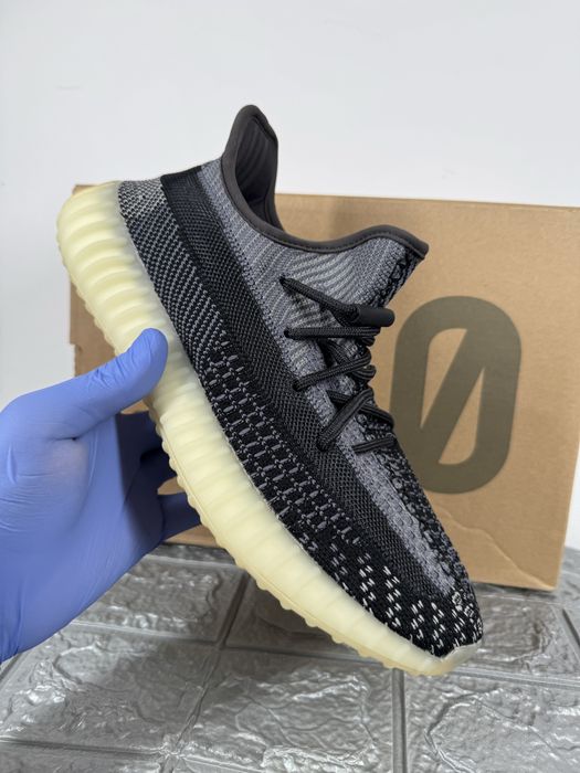 Yeezy 350 v2 Carbon