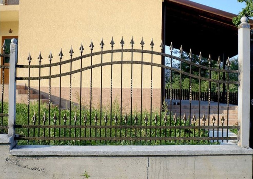 Изработка на метални конструкции, огради, порти, парапети и маси