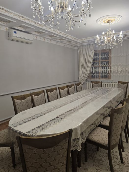 Стол стулья для зала