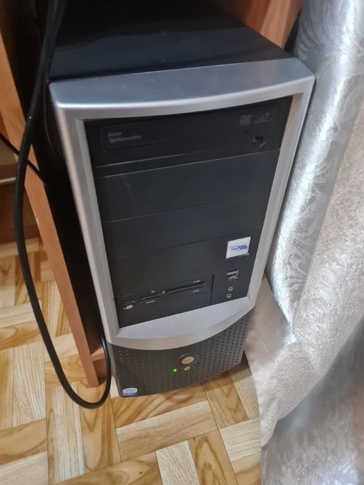 Компьютер вместе с колонками