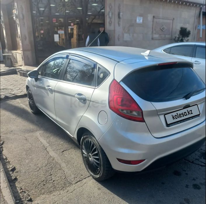 Машина Ford Fiesta