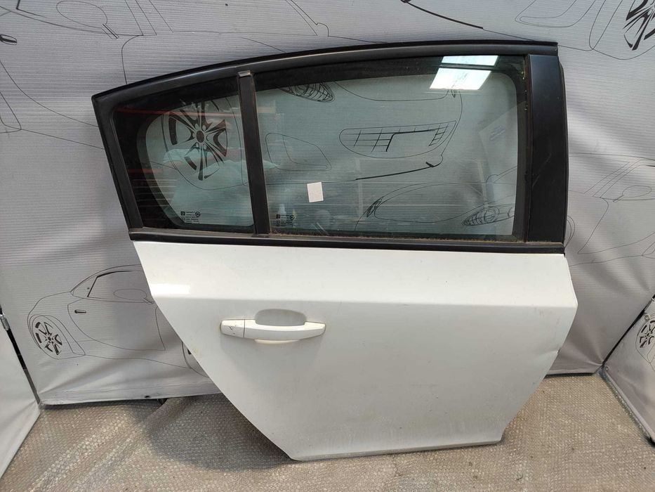 Ușă Spate Dreaptă Chevrolet Cruze Hatchback Alb Cod OEM 95987764 2013 / [2009-2016] / (1D)