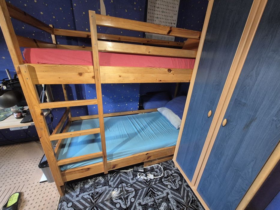 Двуетажно легло с два матрака.