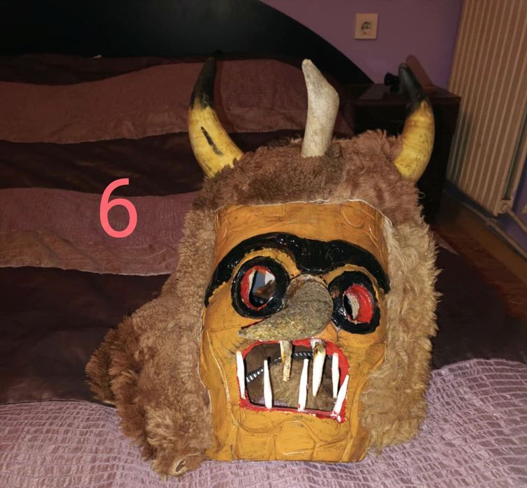 Кукерски маски с рога