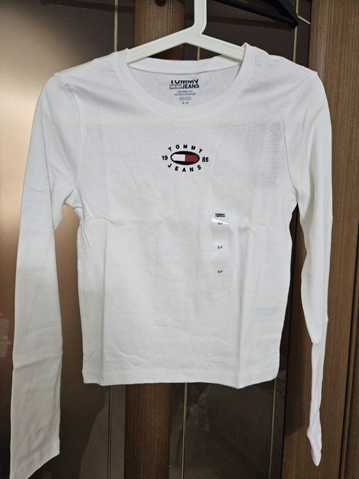 Футболки Uniqlo, Tommy