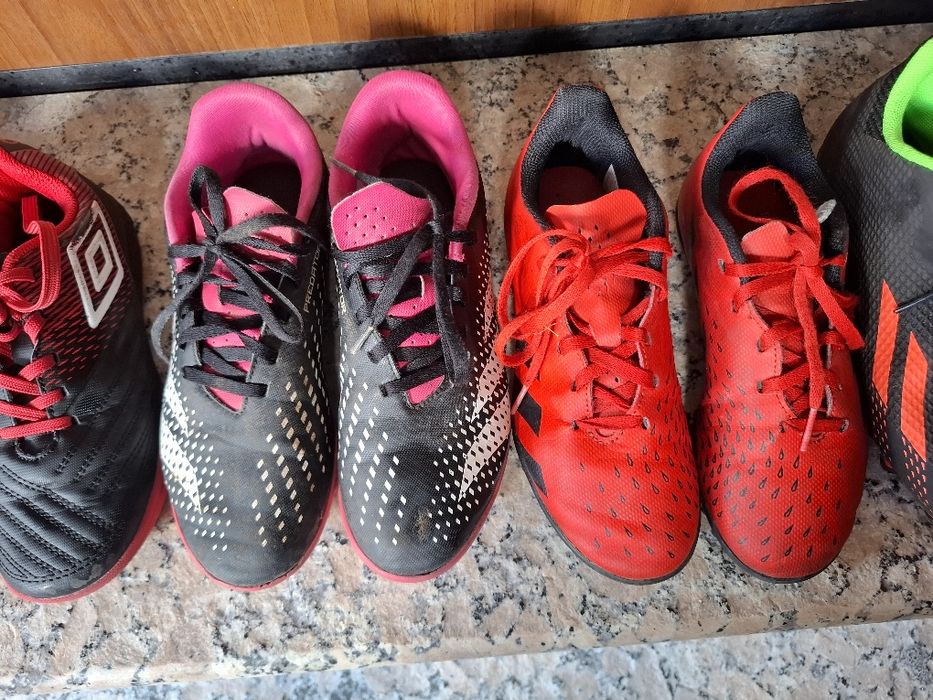 Различни модели оригинални футболни обувки