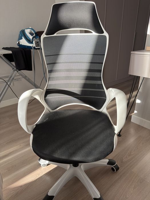 Продам кресло "Tesla White"