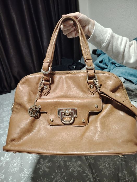 Vând geantă DKNY,foarte puțin purtata