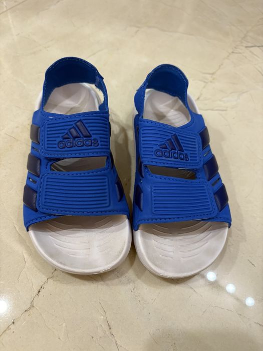 Маратонки и сандали найк и адидас