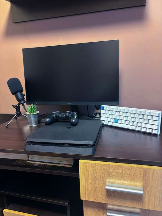 Продавам ps 4 slim 1tb