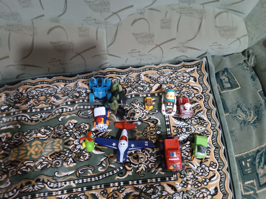 Игрушки машинки и самолётики