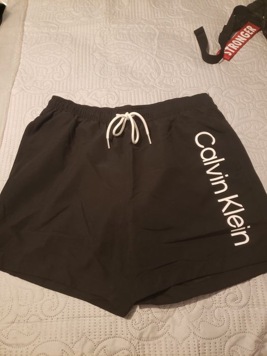 Vând pantaloni scurți calvin Klein