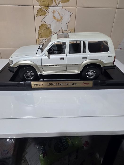 Toyota land cruiser (1:18)