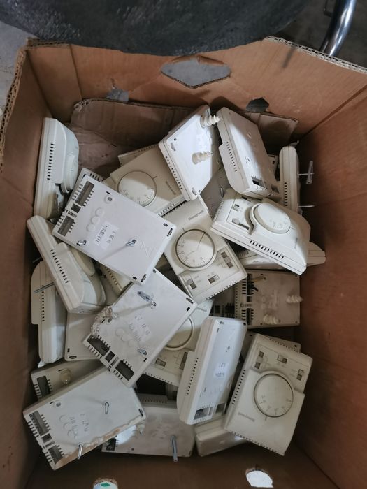 Реголатори за климатични и парни инсталации  свалени са  от хотел рабо