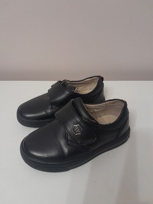 Продам черные туфли для мальчика размер 22