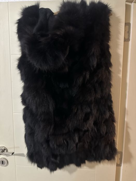 Дълъг черен елек от естествен  косъм лисица с качулка