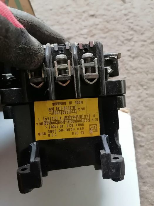 Vând contactori 63A