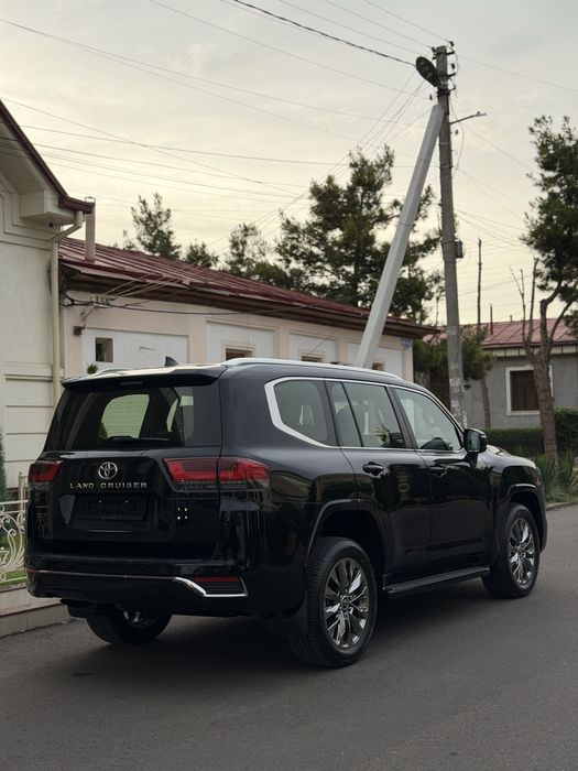 Toyota land cruiser 300