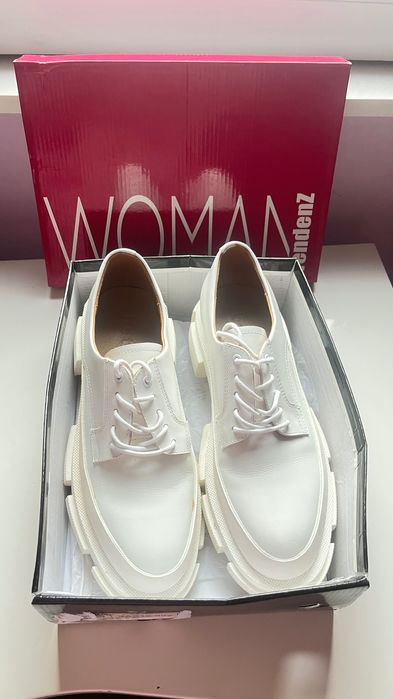 Дамски бели кожени оксфордски