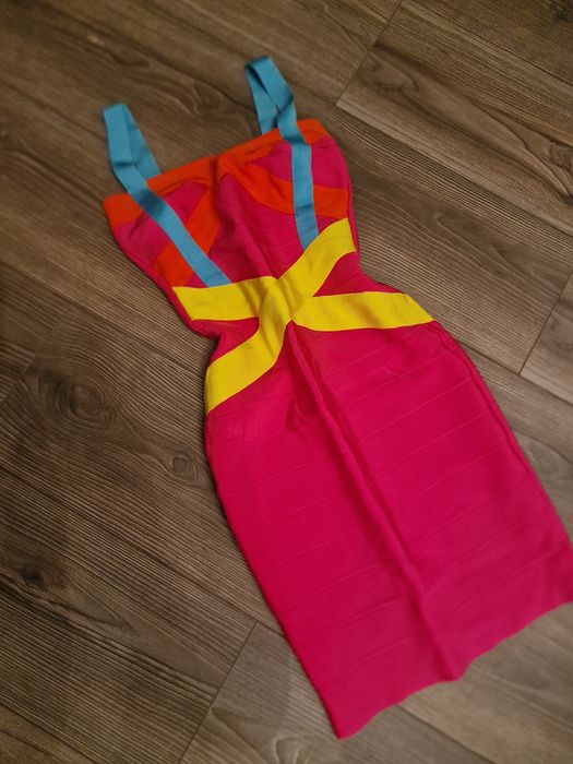 Цветна бандажна рокля