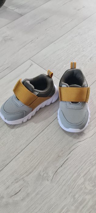 Продам детскую обувь