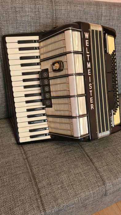 Акордеон Weltmeister 80 баса