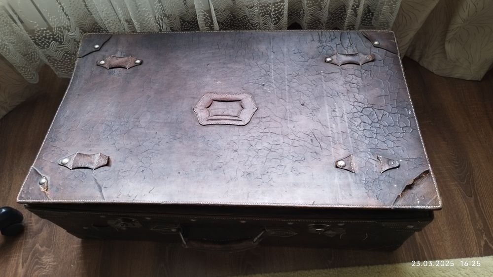 Старинный кожаный чемодан