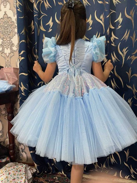 Qizlar va bolalar uchun bayram ko'ylak sotiladi