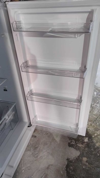 Комбиниран Хладилник с горна камера TCL 144 см 207 л Crisper чекмедже