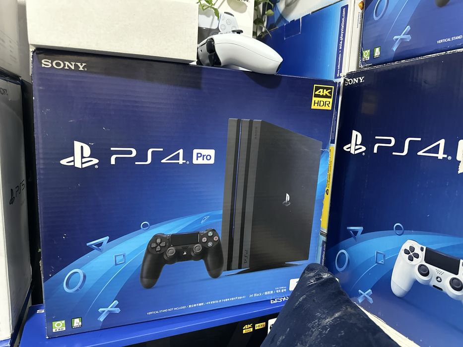 Playstation4 Pro 1TB 35 игр два джестика как на фото