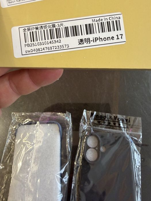 Продавам комплект кейсове и стъклен протектор за iphone 17