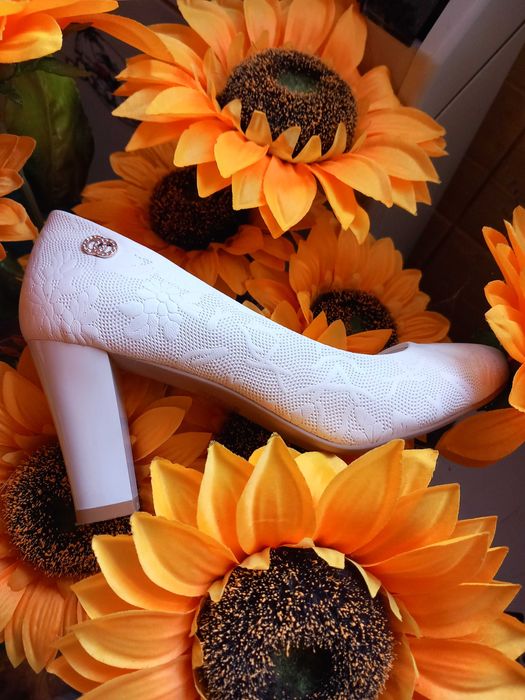 Дамски бели обувки