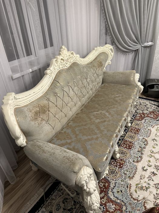 Коралевский диван очень мякие