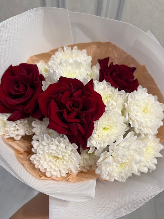 Продам два букета роз с хризантемами