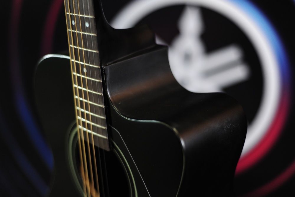 )Акустическая гитара YAMAHA FS100 с вырезом