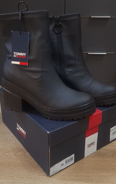 Tommy Hilfiger нови черни боти