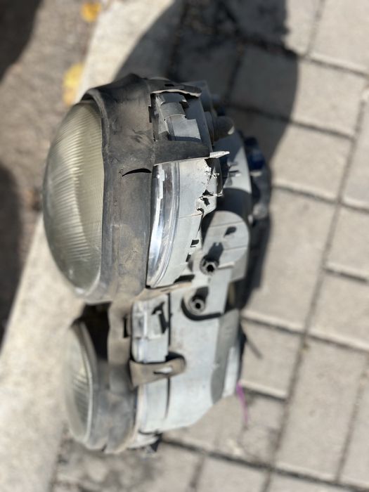 Фара мерседес 210 рест с дефектом креплении