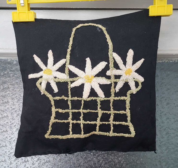 Продавам стари битови декоративни калъфки за възглавница с бродерия