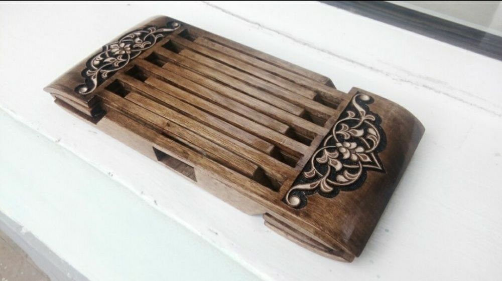 Lavx. Qur'oni karim kitobini qo'yib o'qish uchun. Qo'l mehnati.