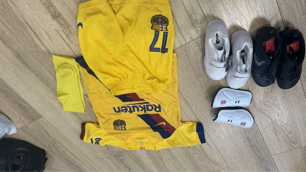 продам футбольную форму на возраст 4-7 лет