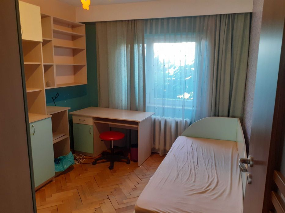 Dau in chirie apartament cu 3 camere