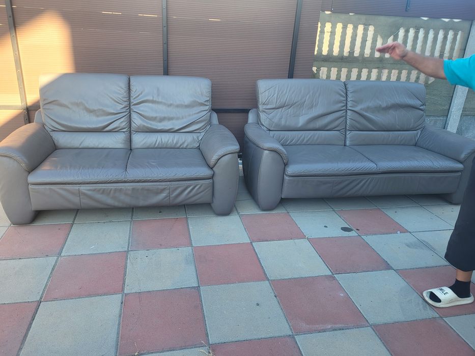 Vand 2 canapele fixe din piele