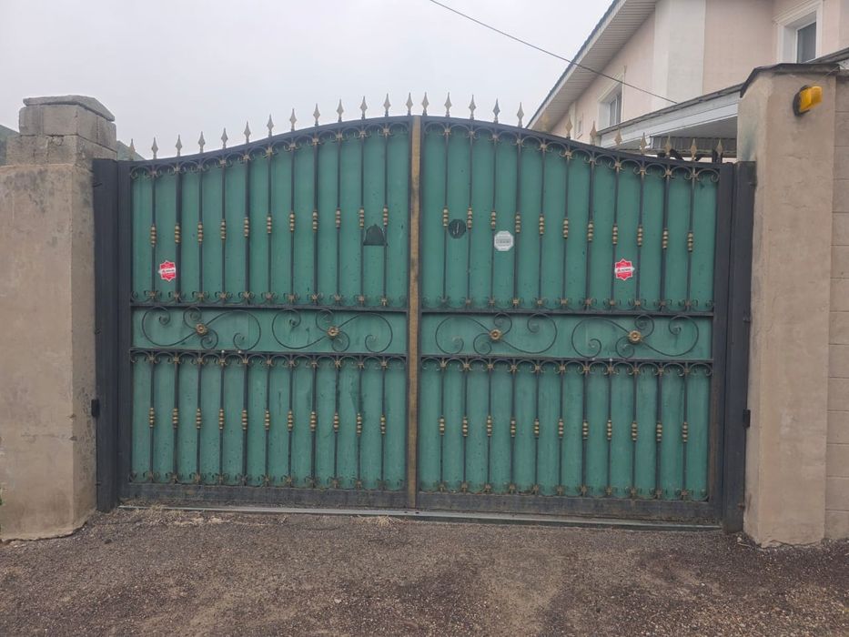 Продам металлические кованные ворота  с распашными механизма ми