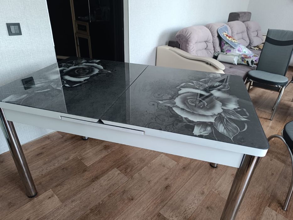 Продам стол и стулья в Астане