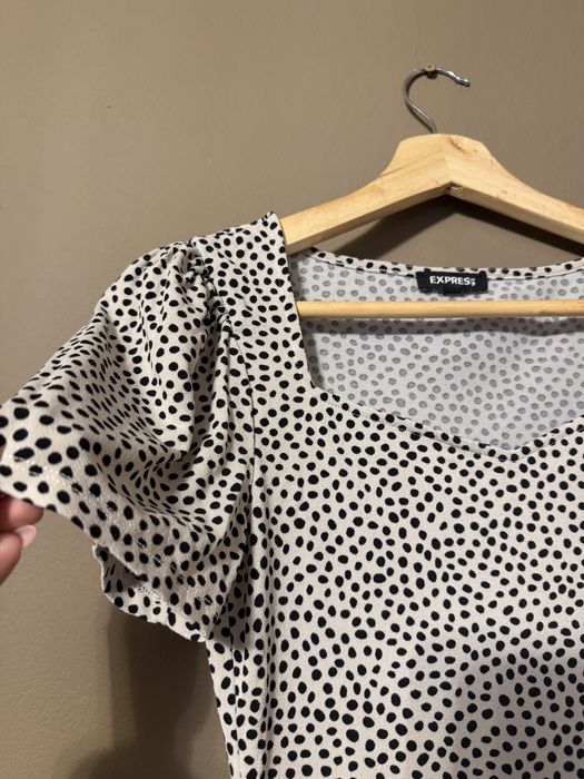 Top tricou buline cu umeri ușor bufanți crem cu buline