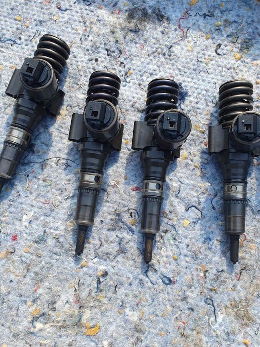 Injectoare vw golf 5 skoda 2 touran 2.0 BKD