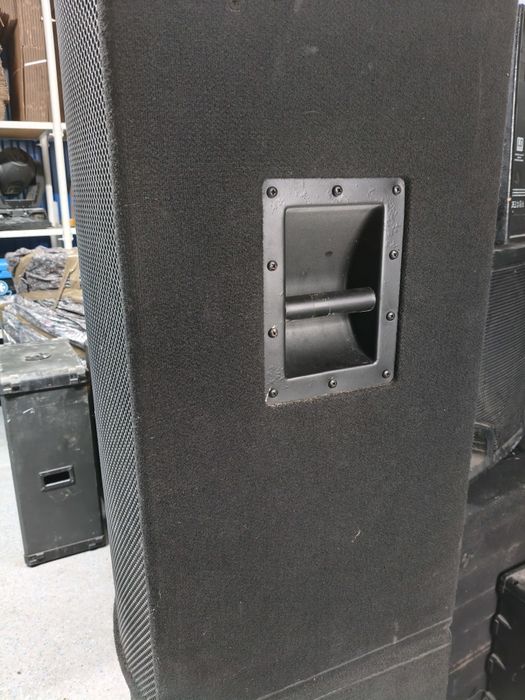 Incinte boxe cu difuzoare și filtre.