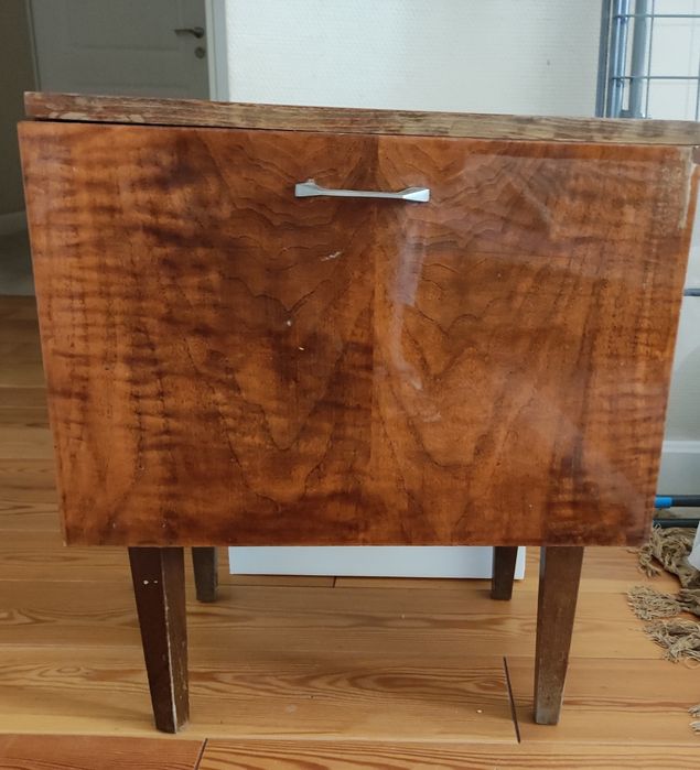 Тумбочка с выдвижным ящиком