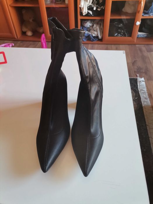 Продавам тип остри обувки