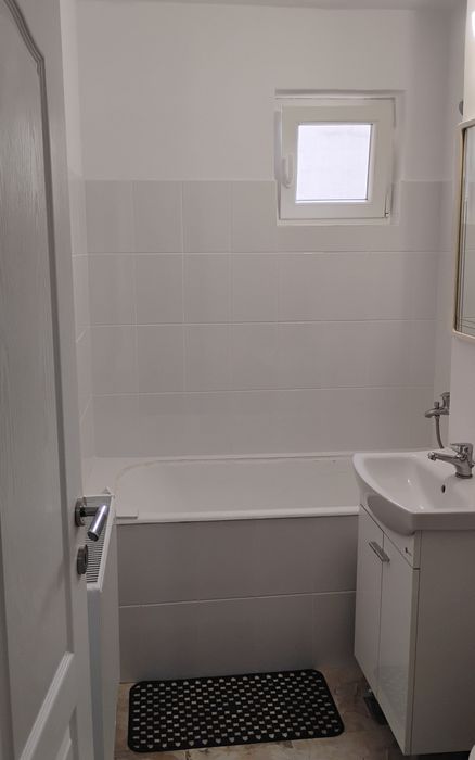 Apartament cu 2 camere decomandate, etaj 1, zonă Casa Vânătorului
